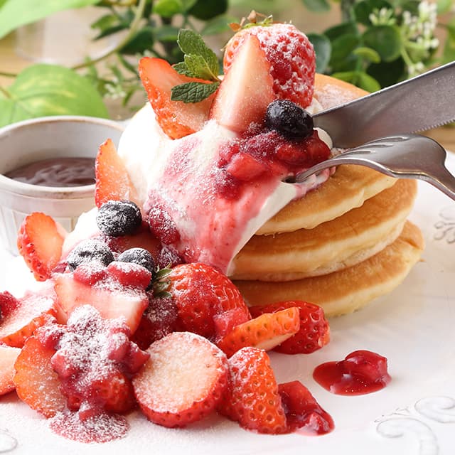 いちごとベリーソースのパンケーキ